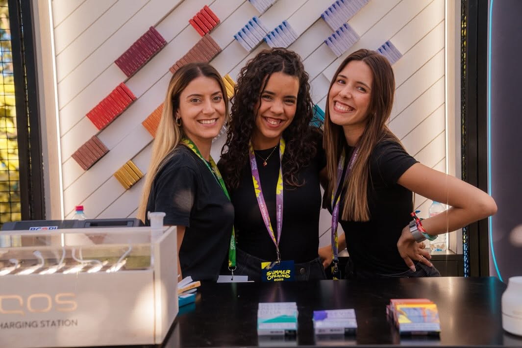Promotoras em ponto de venda IQOS