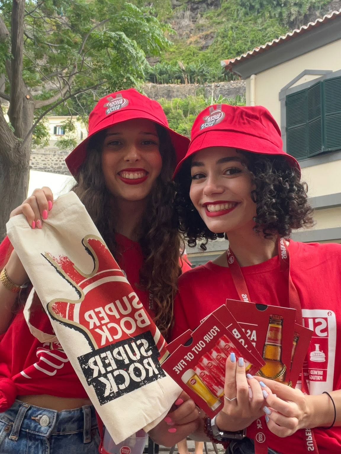 Promotoras Super Bock em distribuição de brindes