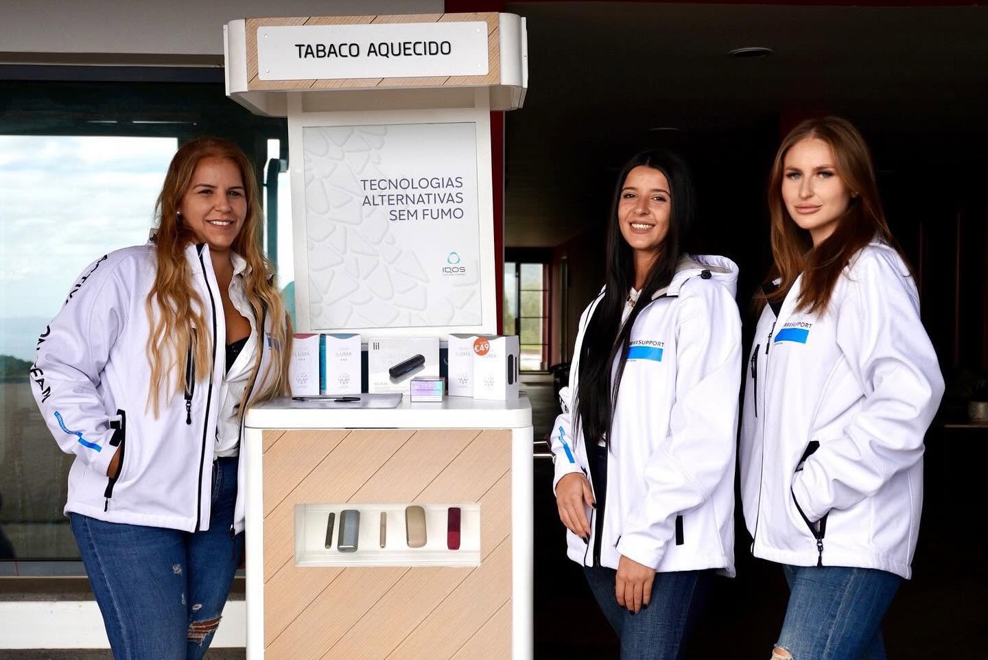 Promotoras IQOS no stand Tabaco Aquecido