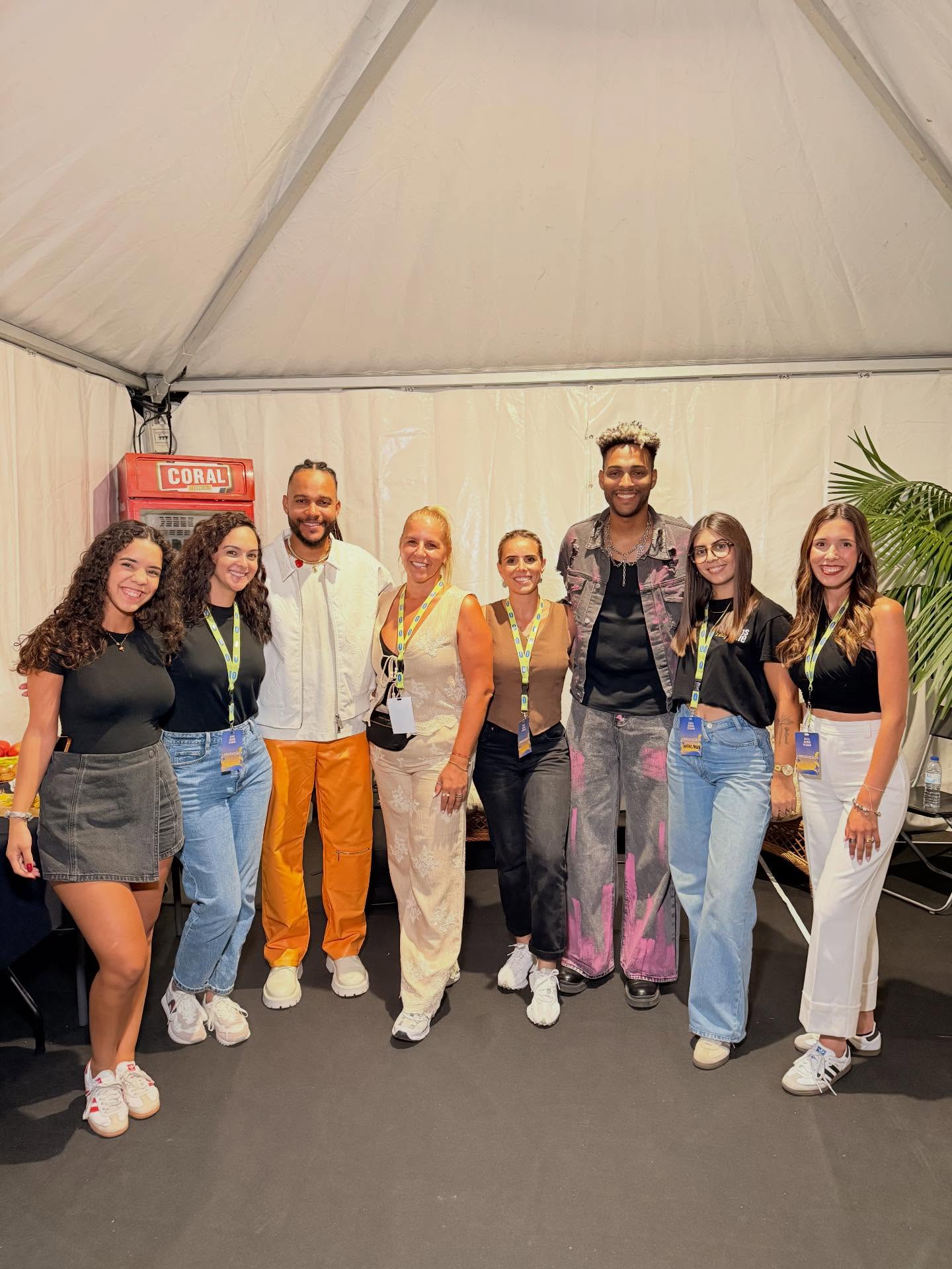 Equipa Eventos PLA com artistas em backstage