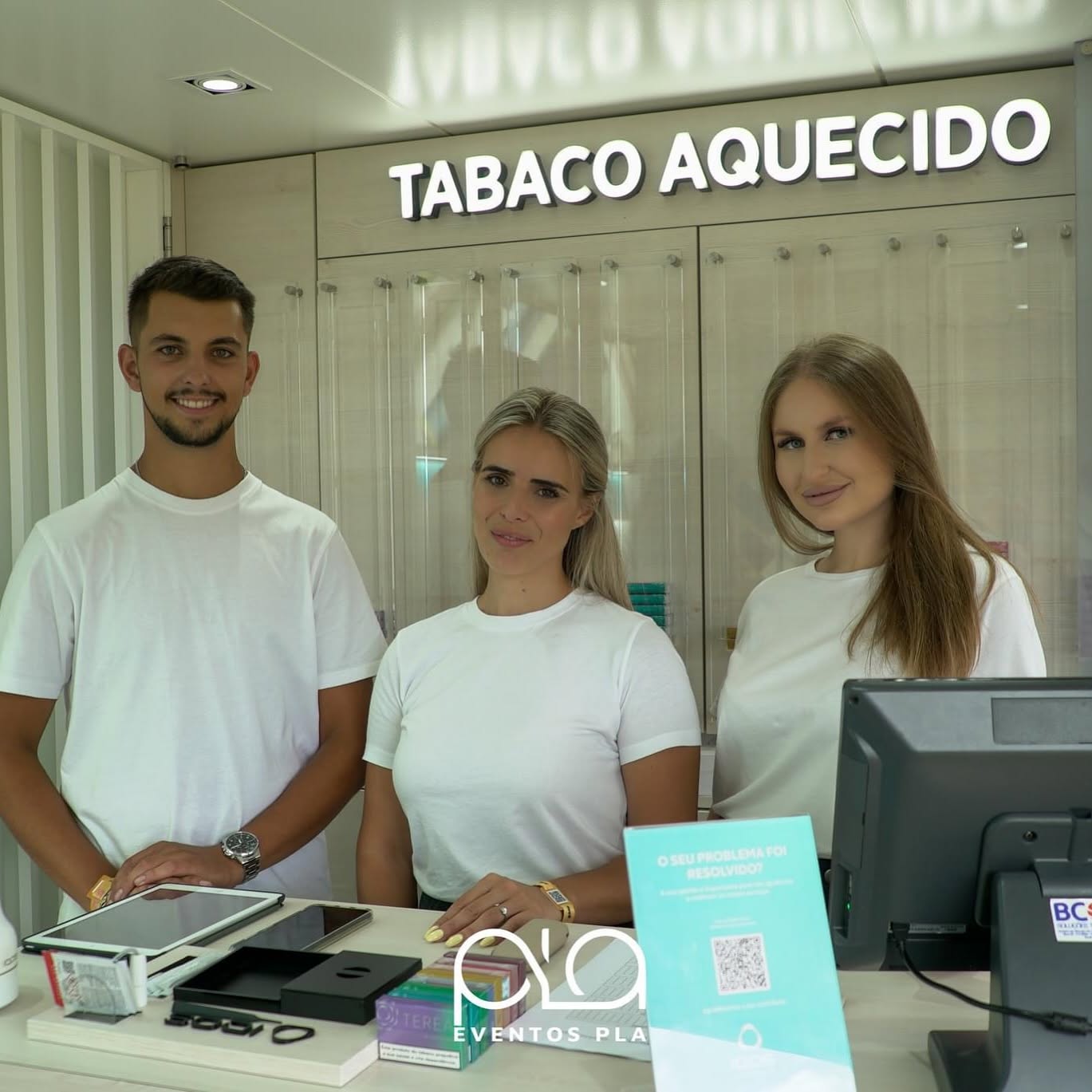 Equipa PLA no balcão IQOS Tabaco Aquecido