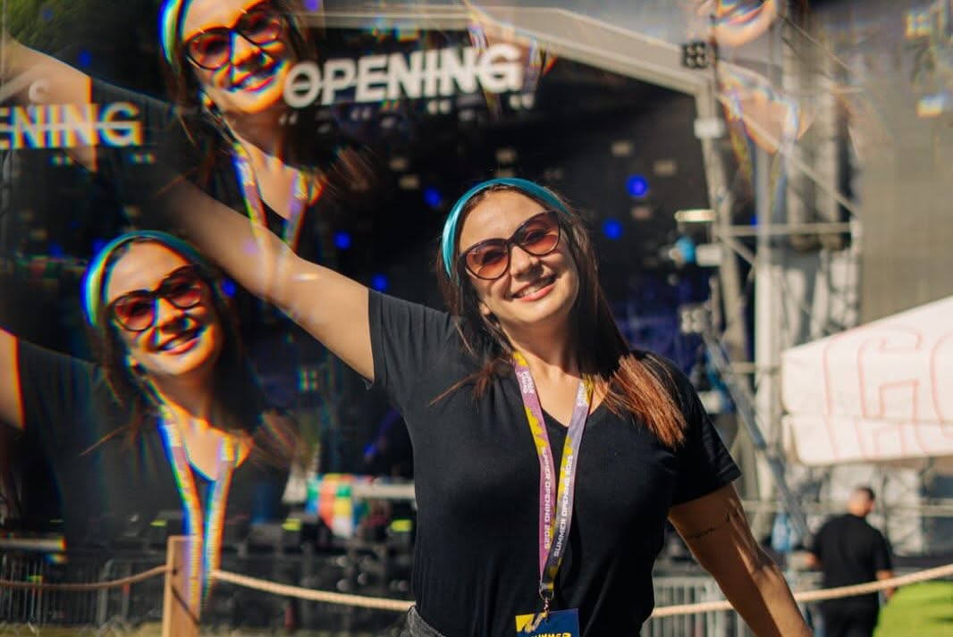 Hospedeira no Summer Opening