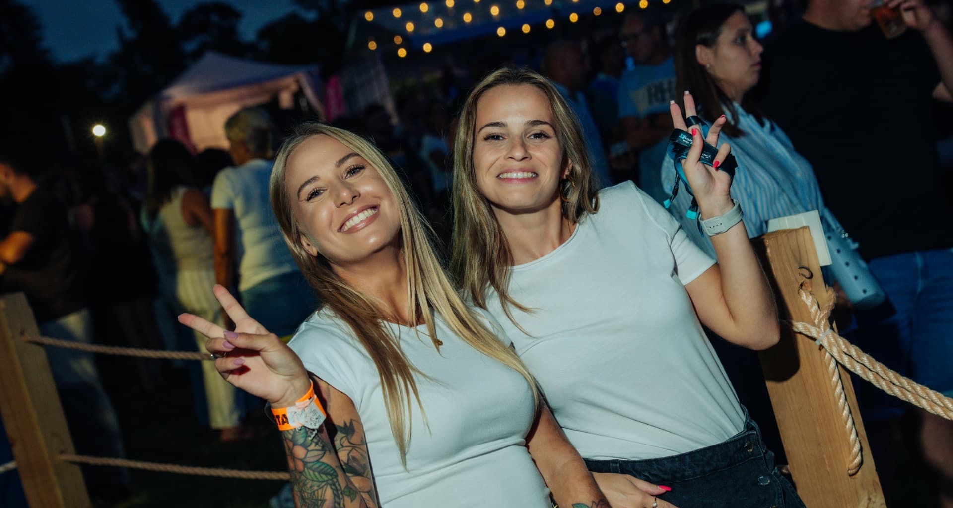 Duas promotoras no festival MEO Sons do Mar