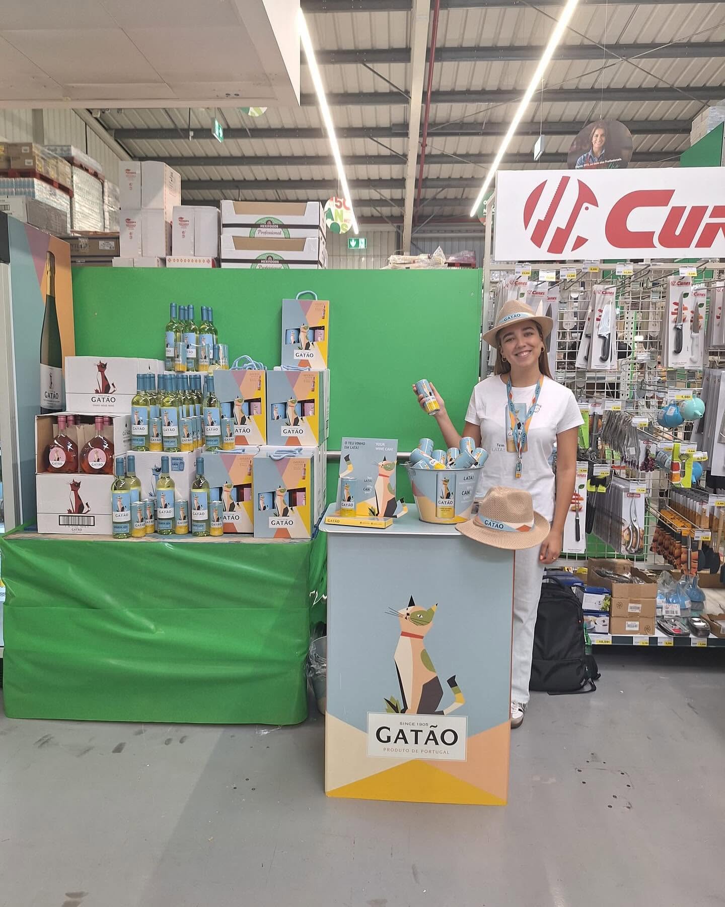 Promotora Gatão em activação em hipermercado